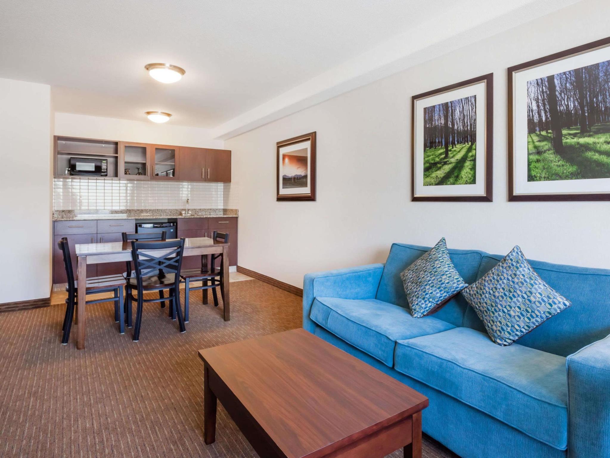 Hotel Ramada By Wyndham Creston Esterno foto