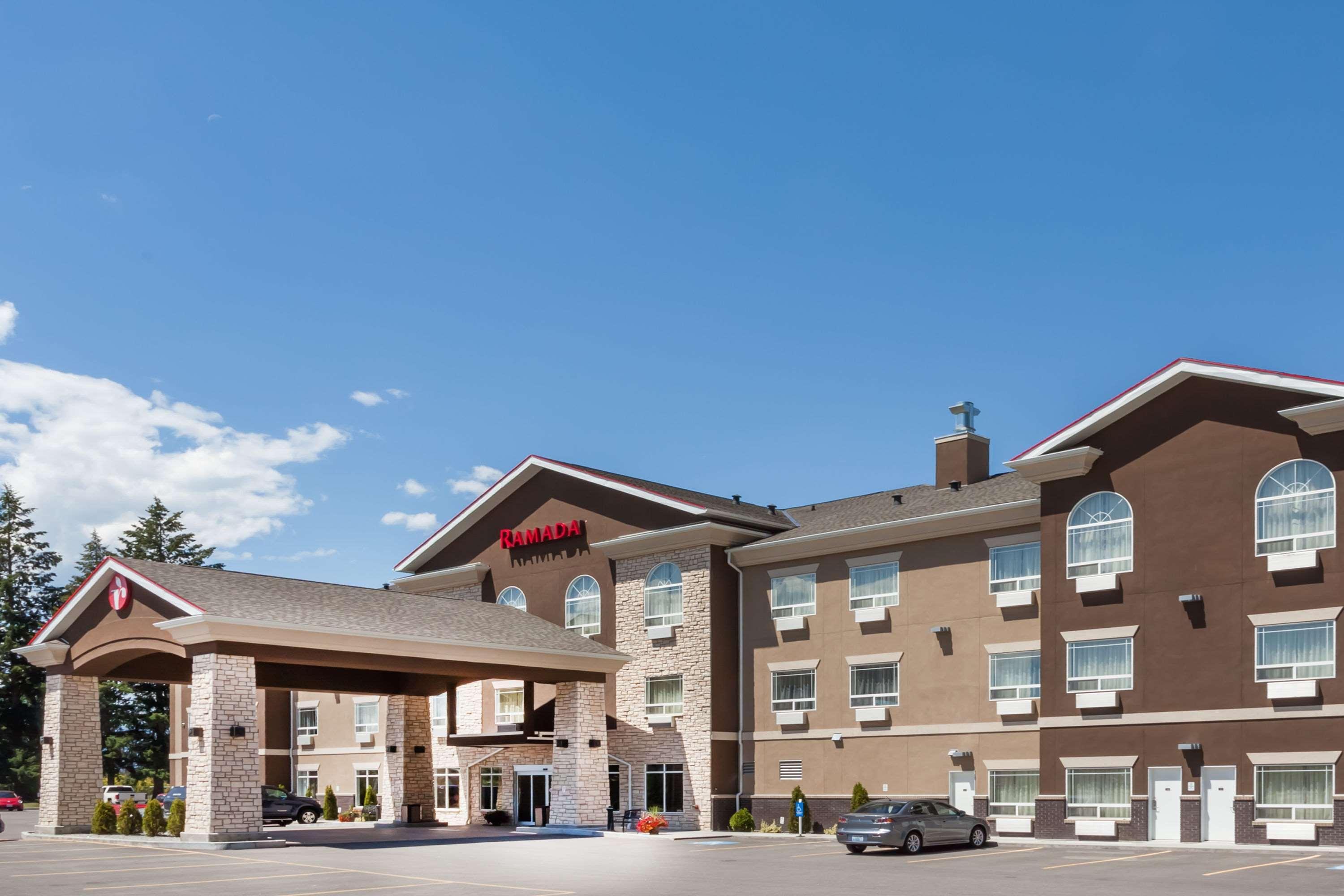 Hotel Ramada By Wyndham Creston Esterno foto