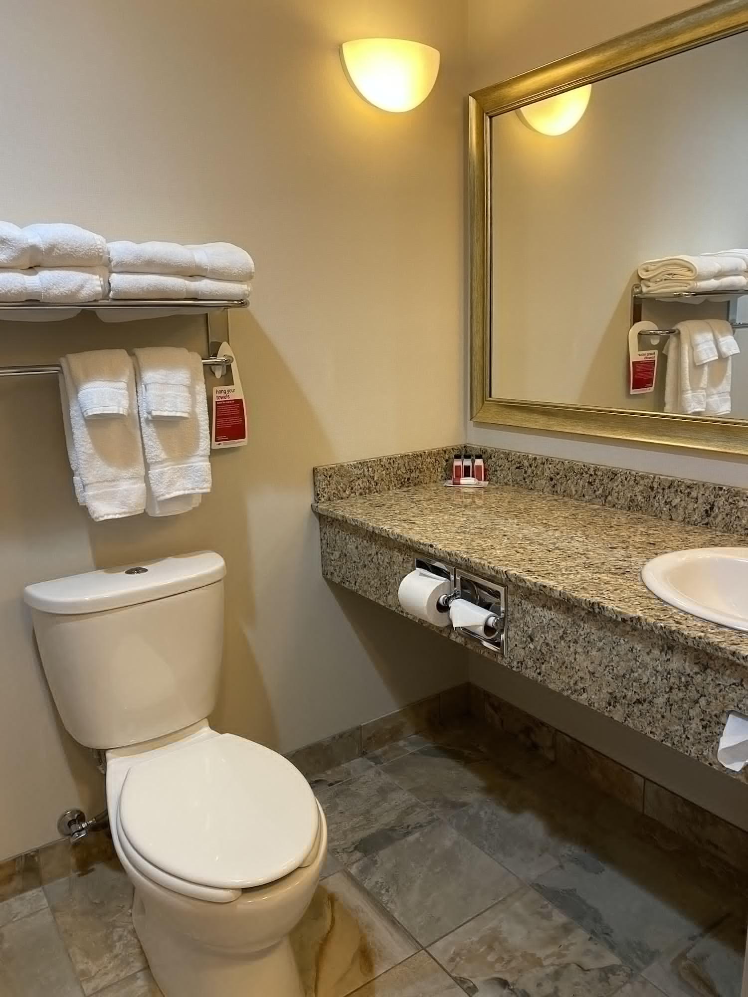 Hotel Ramada By Wyndham Creston Esterno foto