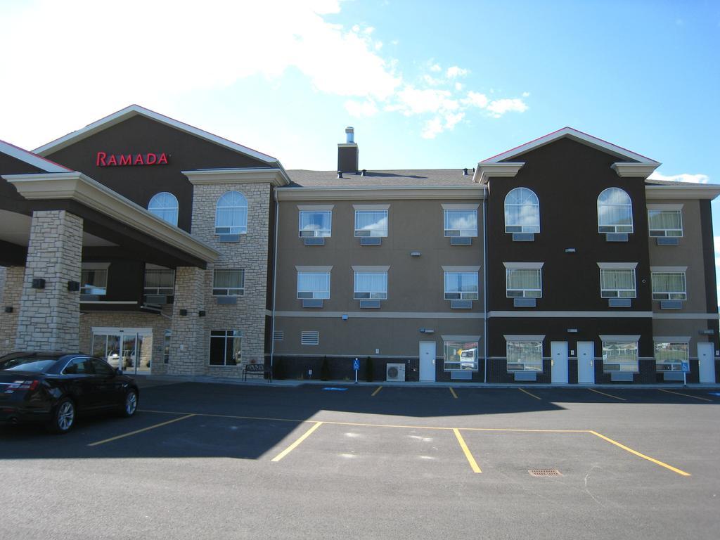 Hotel Ramada By Wyndham Creston Esterno foto