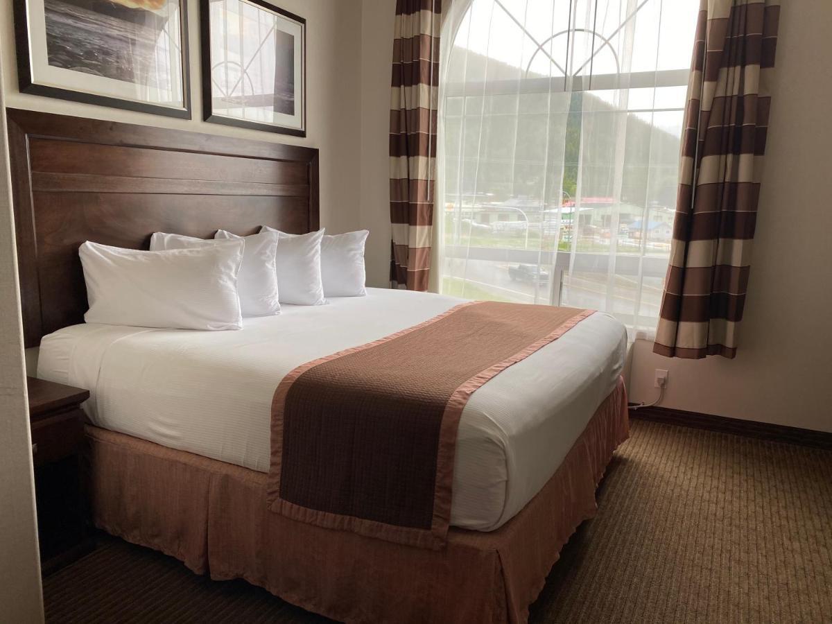 Hotel Ramada By Wyndham Creston Esterno foto